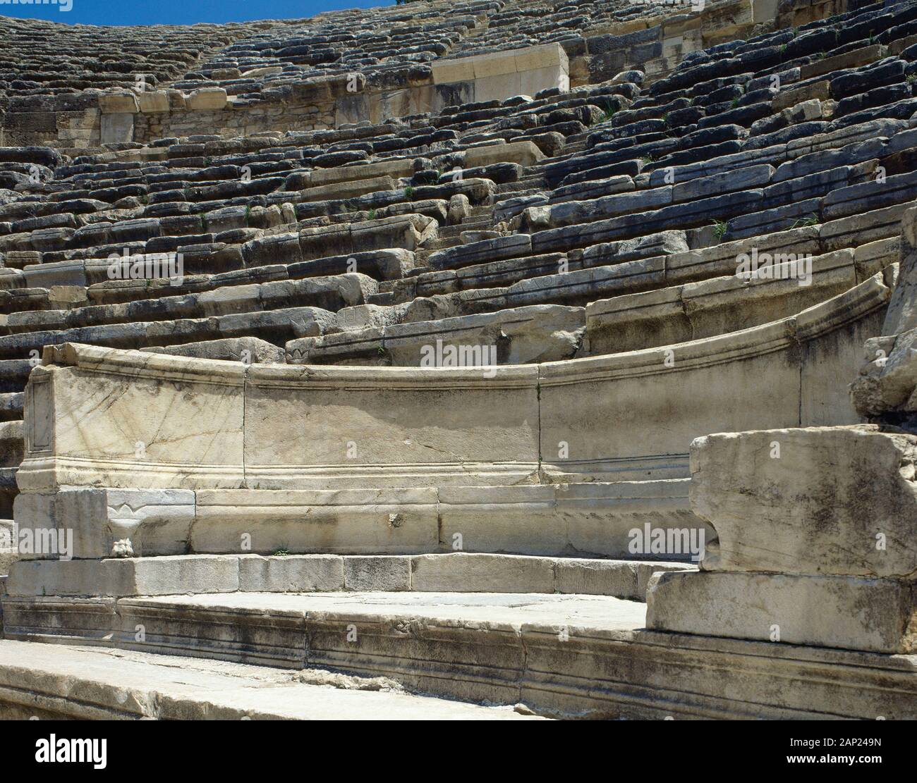 La Turquie. L'Anatolie. Hierapolis. Ville hellénique. Le théâtre. 2ème-3ème siècle. Sièges sculptés en marbre (proedria) dans la cavea, Ima réservé pour les échelons supérieurs de la société. Détails architecturaux. Près de Pamukkale. Banque D'Images