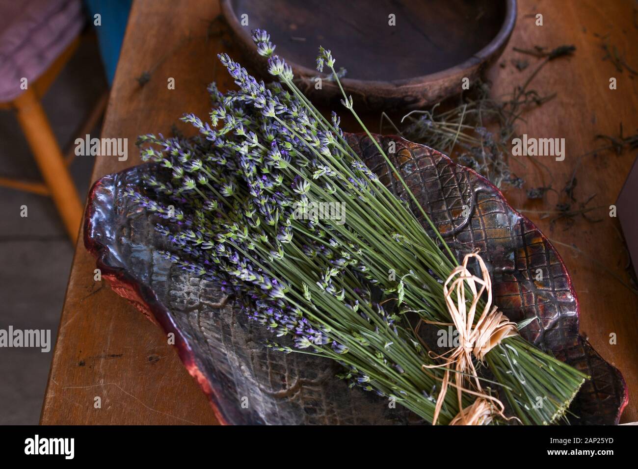 L'Aromathérapie bouquet de lavandes de séchage pour être utilisé comme pot-pourri Banque D'Images