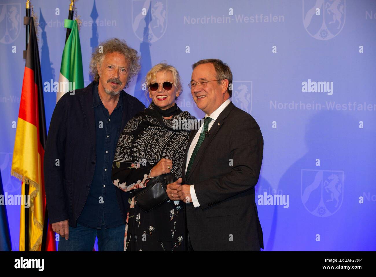 Wolfgang Niedecken mit Ehefrau Tina Golemiewski und Armin Laschet bei der Verleihung des Staatspreises des Landes Nordrhein-Westfalen 2019 un Kl Prof. Banque D'Images