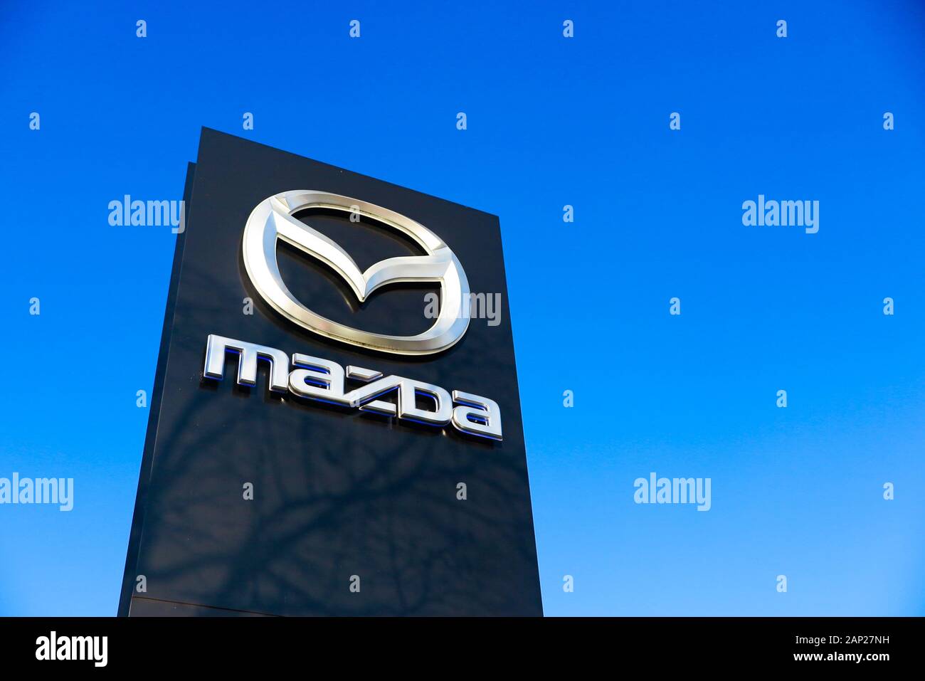 Dinslaken, Allemagne - le 18 décembre. 2019 : lettrage logo isolé pavillon de l'automobile japonais Mazda fabricant contre ciel bleu Banque D'Images