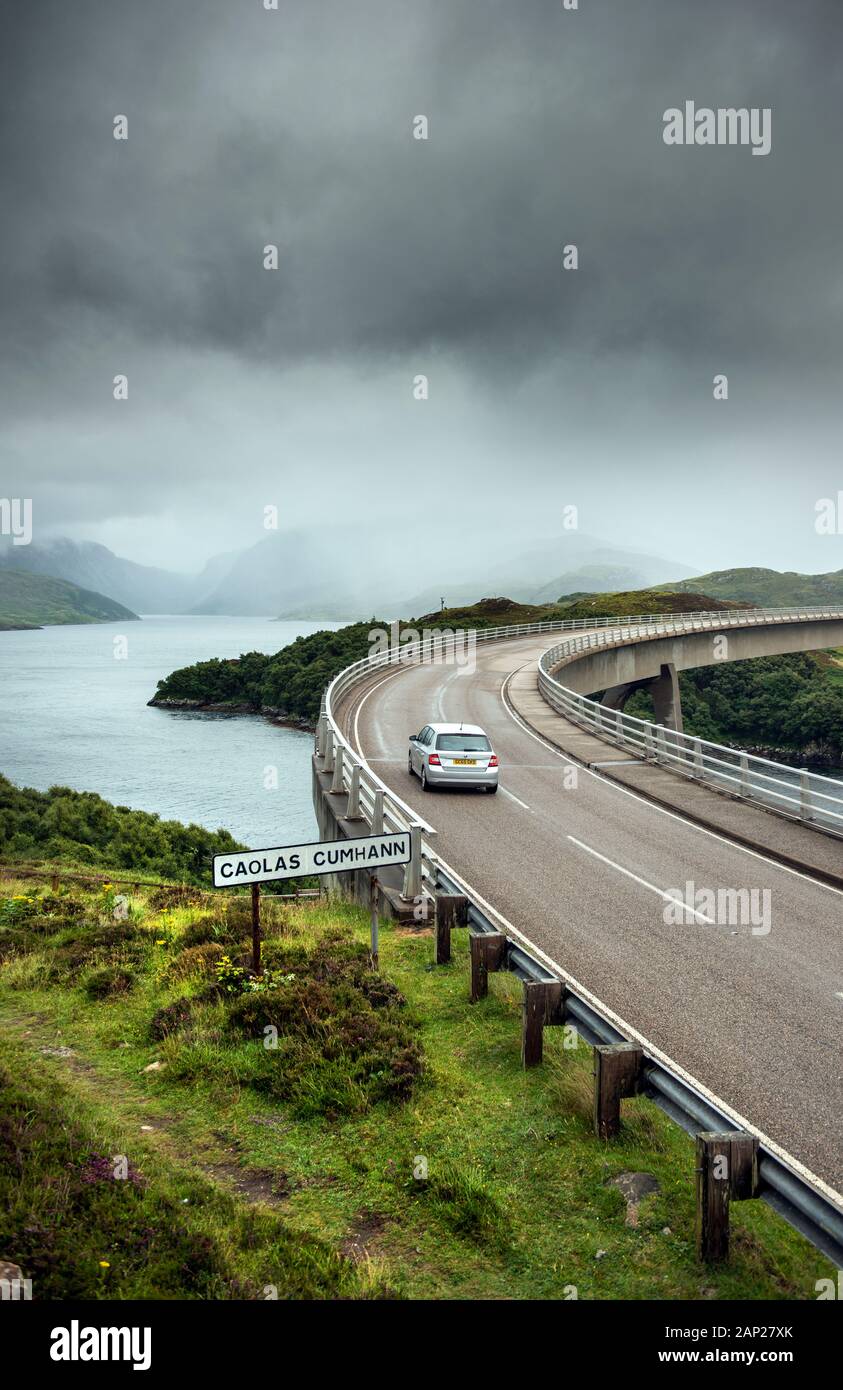 Conduite de voiture sur un pont sur le Loch Kylesku Chairn Bhain à Sutherland, en Écosse, une partie de la côte nord 500 route touristique Banque D'Images