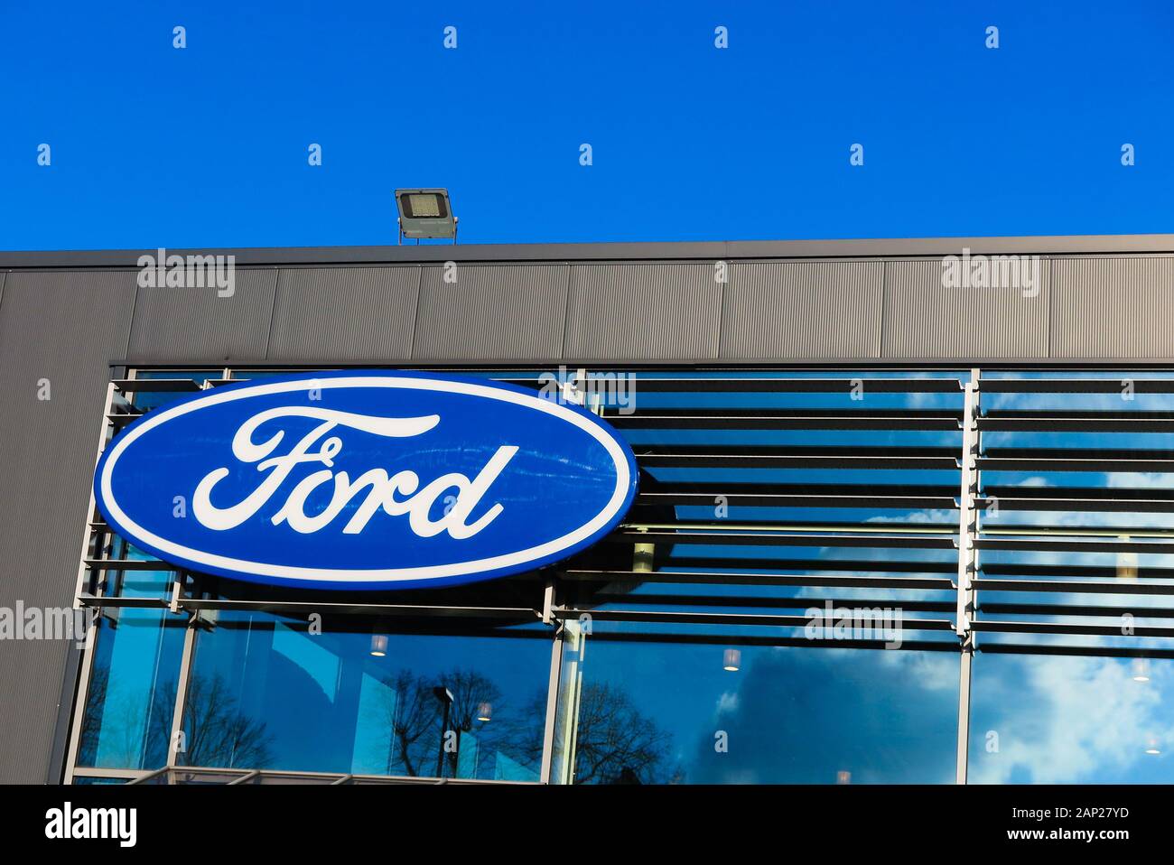 Dinslaken, Allemagne - le 18 décembre. 2019 : blue silver lettrage logo du constructeur automobile américain Ford contre ciel bleu à l'ent Banque D'Images