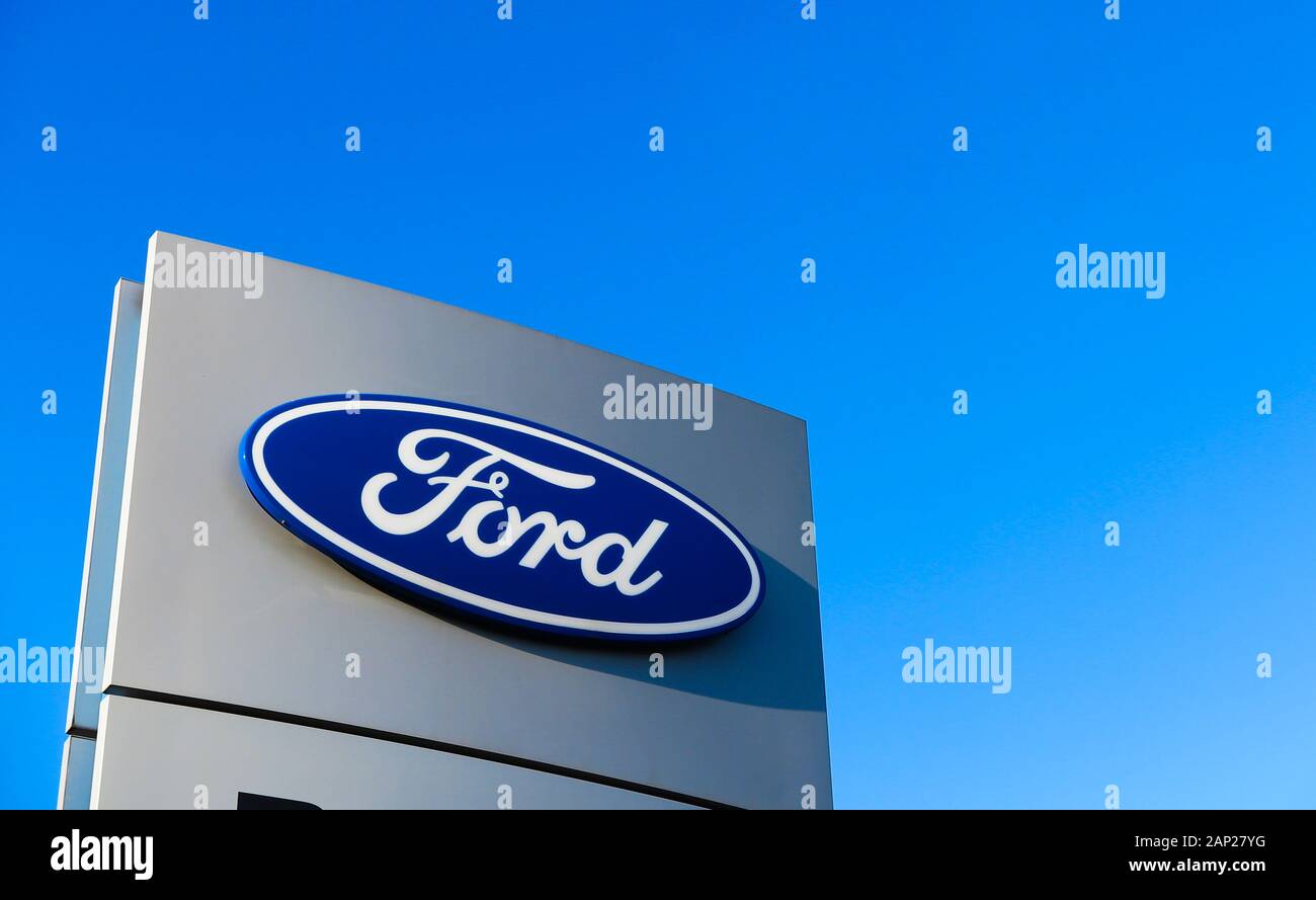 Dinslaken, Allemagne - le 18 décembre. 2019 : blue silver lettrage logo du constructeur automobile américain Ford contre le ciel bleu Banque D'Images