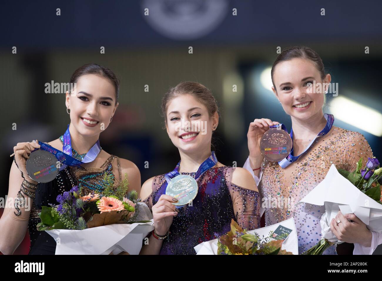 Alina Zagitova Kostornaia à partir de la Russie, de la Russie et de l'Alena Mariah Bell, de l'Organisation des États-Unis d'Amérique au cours de la cérémonie de la victoire sur la deuxième journée de l'USI Banque D'Images