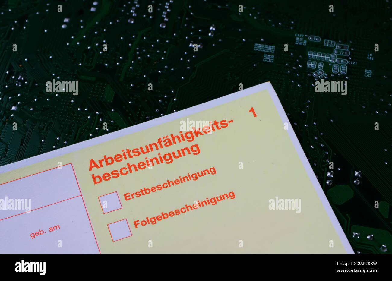 VIERSEN, ALLEMAGNE - Décembre. 16. 2019 : l'incapacité de travail concept numérisation - Jaune certificat d'incapicity Arbeitsunfähigkeitsbescheini (allemand : Banque D'Images
