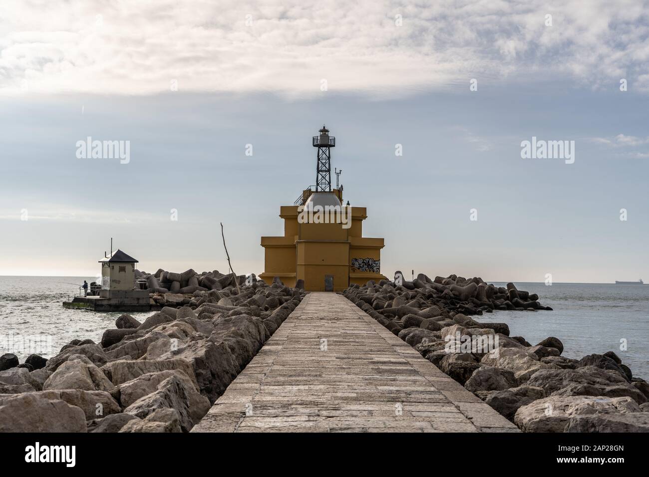 Beau vieux phare sur la côte de Venise Italie Europe. Le phare sur la plage de rochers et l'océan en arrière-plan Banque D'Images