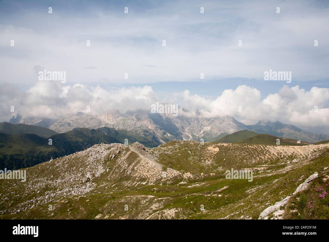 Cloud streaming au-dessus des falaises du groupe Rosengarten vue sur les pentes du Plattkofel Val Gardena Dolomites Tyrol du Sud Italie Banque D'Images