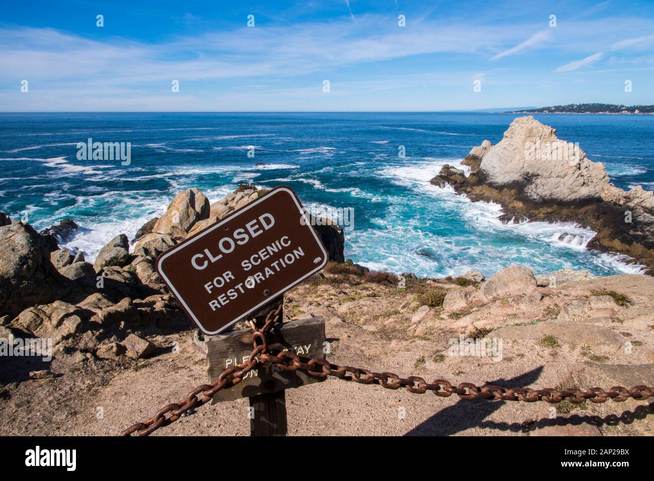 Des vagues d'hiver bleues s'écrasent le long de la côte rocheuse du Pacifique de la Réserve naturelle de l'État de point Lobos, Californie Banque D'Images