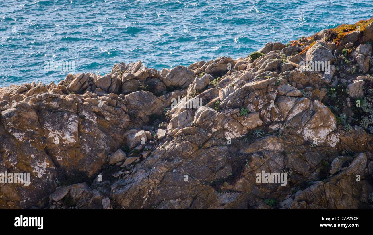 Des vagues d'hiver bleues s'écrasent le long de la côte rocheuse du Pacifique de la Réserve naturelle de l'État de point Lobos, Californie Banque D'Images