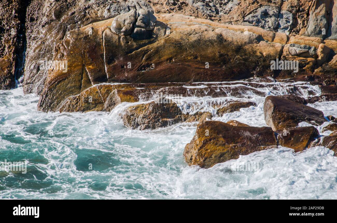 Des vagues d'hiver bleues s'écrasent le long de la côte rocheuse du Pacifique de la Réserve naturelle de l'État de point Lobos, Californie Banque D'Images