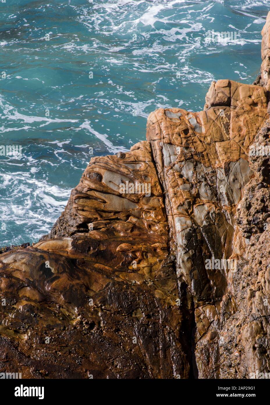 Des vagues d'hiver bleues s'écrasent le long de la côte rocheuse du Pacifique de la Réserve naturelle de l'État de point Lobos, Californie Banque D'Images