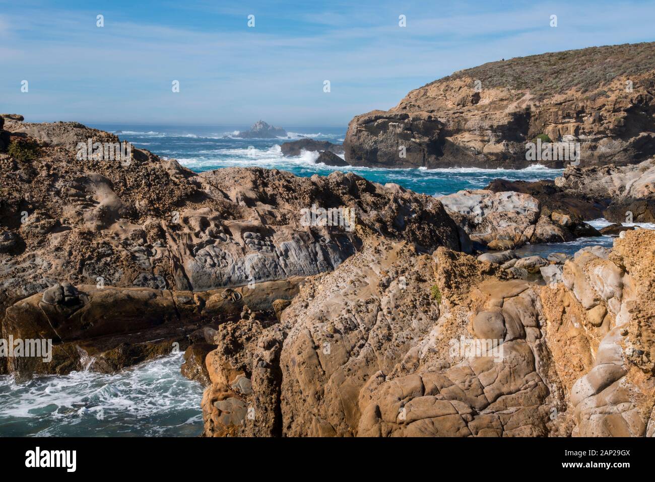 Des vagues d'hiver bleues s'écrasent le long de la côte rocheuse du Pacifique de la Réserve naturelle de l'État de point Lobos, Californie Banque D'Images