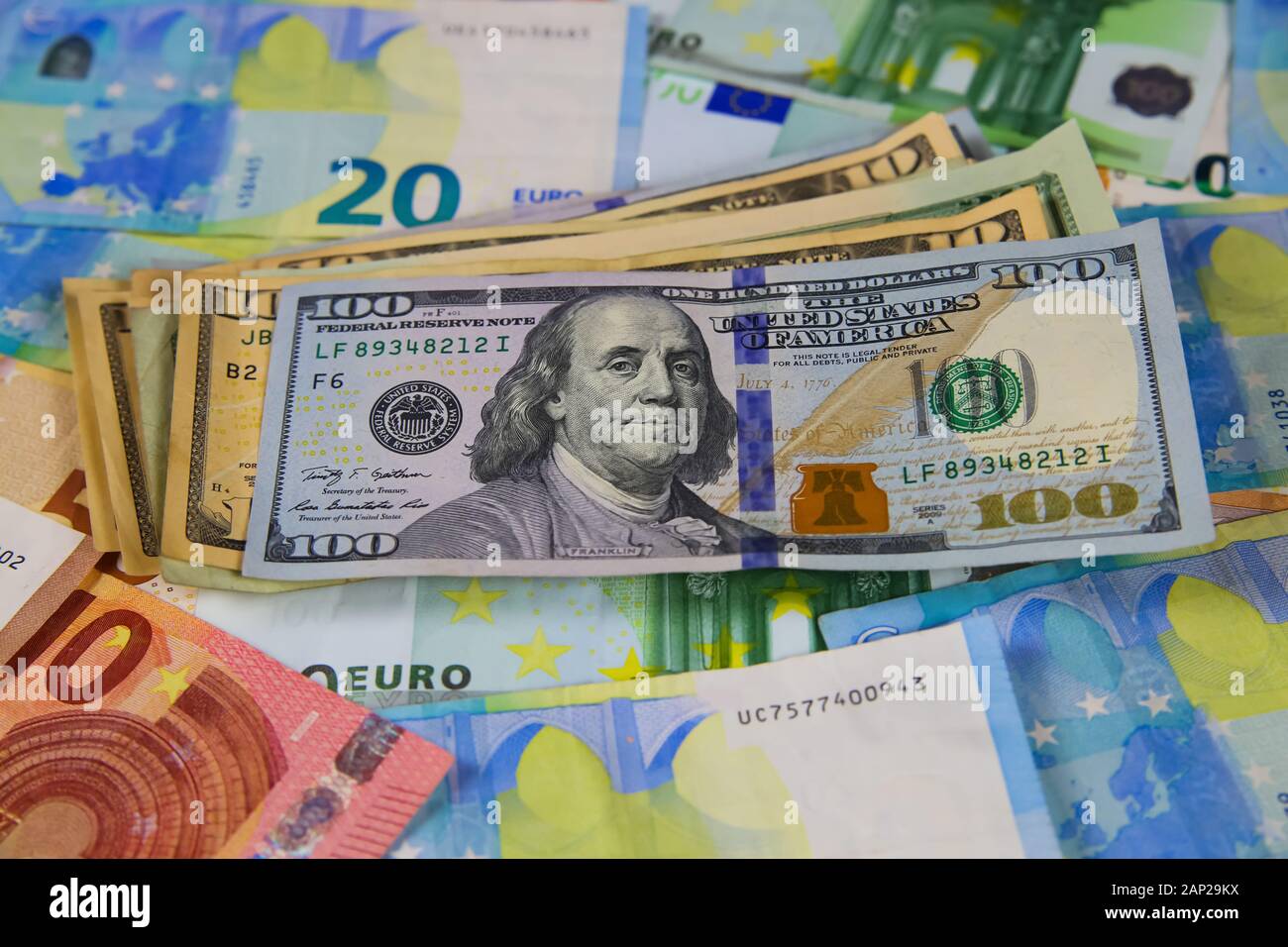 Pile de papier en dollars US sur les factures papier-monnaie euro bank notes Banque D'Images