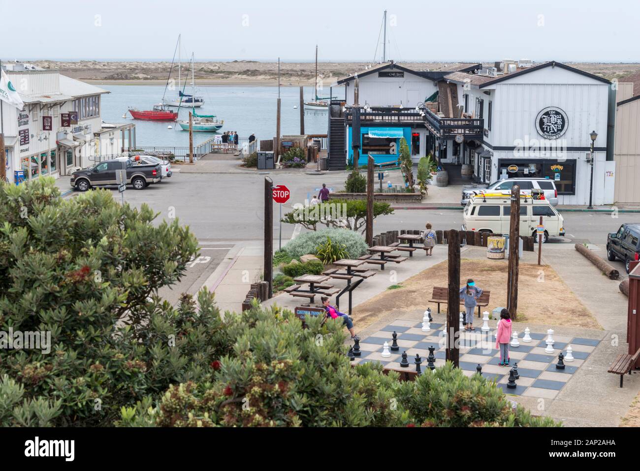 Vue sur le centre-ville tranquille de Morro Bay, où un ensemble d'échecs plus grand que la vie complète le parc avec des boutiques et des restaurants au-delà. Banque D'Images
