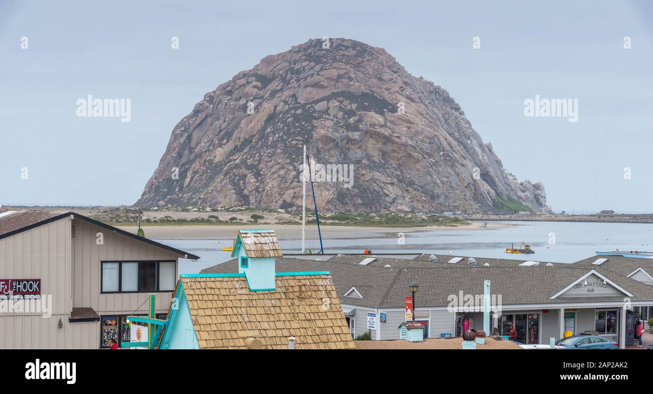 Vue sur Morro Rock sur les toits du centre-ville pittoresque et coloré de Morro Bay, Californie Banque D'Images