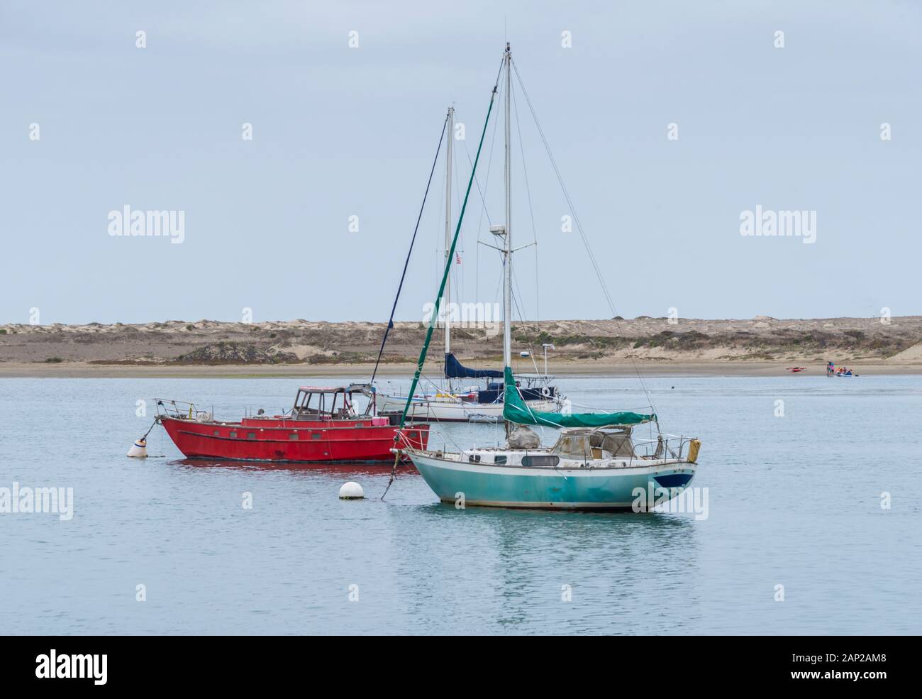 Trois voiliers amarrés dans l'eau calme de Morro Bay, Californie, lors d'une journée d'été surmoulée Banque D'Images