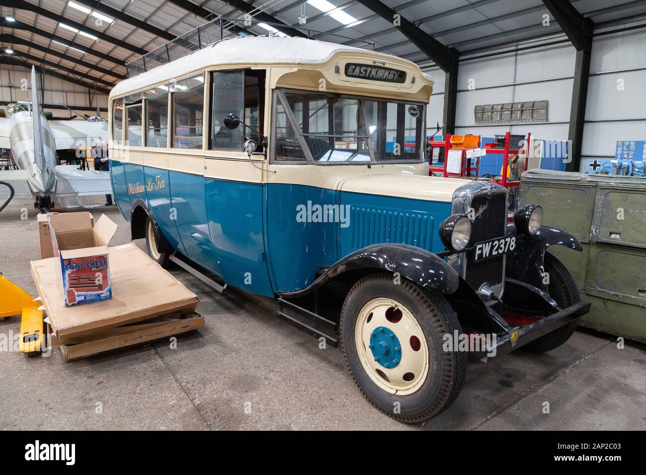 Un autocar de Bedford WLG, construit dans les années 1930 et utilisé pendant la deuxième Guerre mondiale, est maintenant au musée du Lincolnshire Aviation Heritage Center, East Kirkby Lincolnshire Royaume-Uni Banque D'Images
