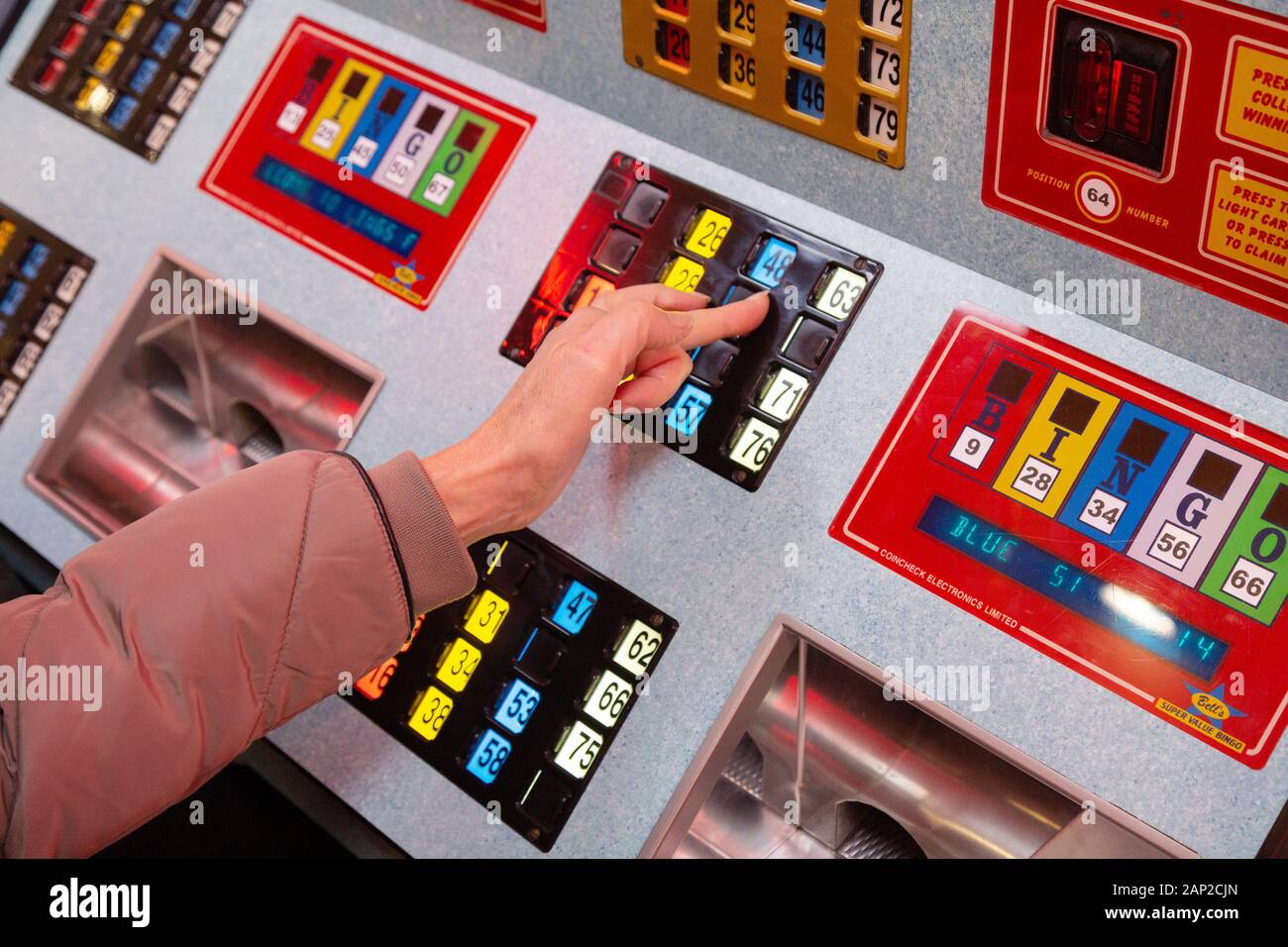 Bingo UK; une personne jouant un jeu de bingo, des divertissements de Skygness, Skegness Lincolnshire UK Banque D'Images