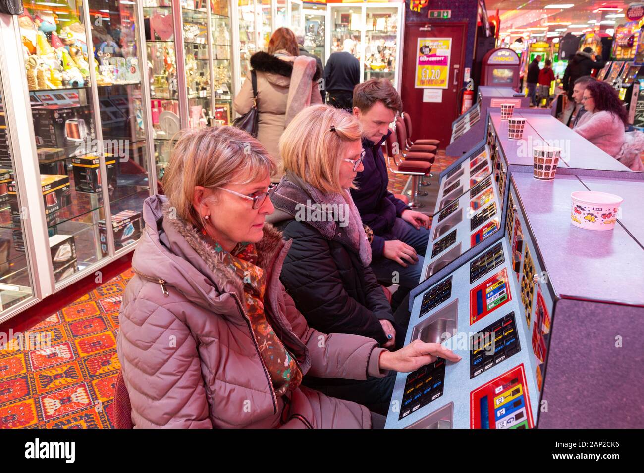 Bingo UK; les personnes jouant au bingo, le jeu de bingo dans les divertissements de Skygness, Skegness Lincolnshire UK Banque D'Images