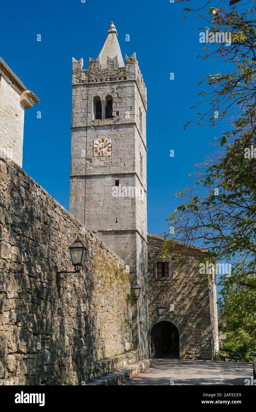 Tour de la forteresse dans la petite ville Hum en Istrie. La Croatie Banque D'Images