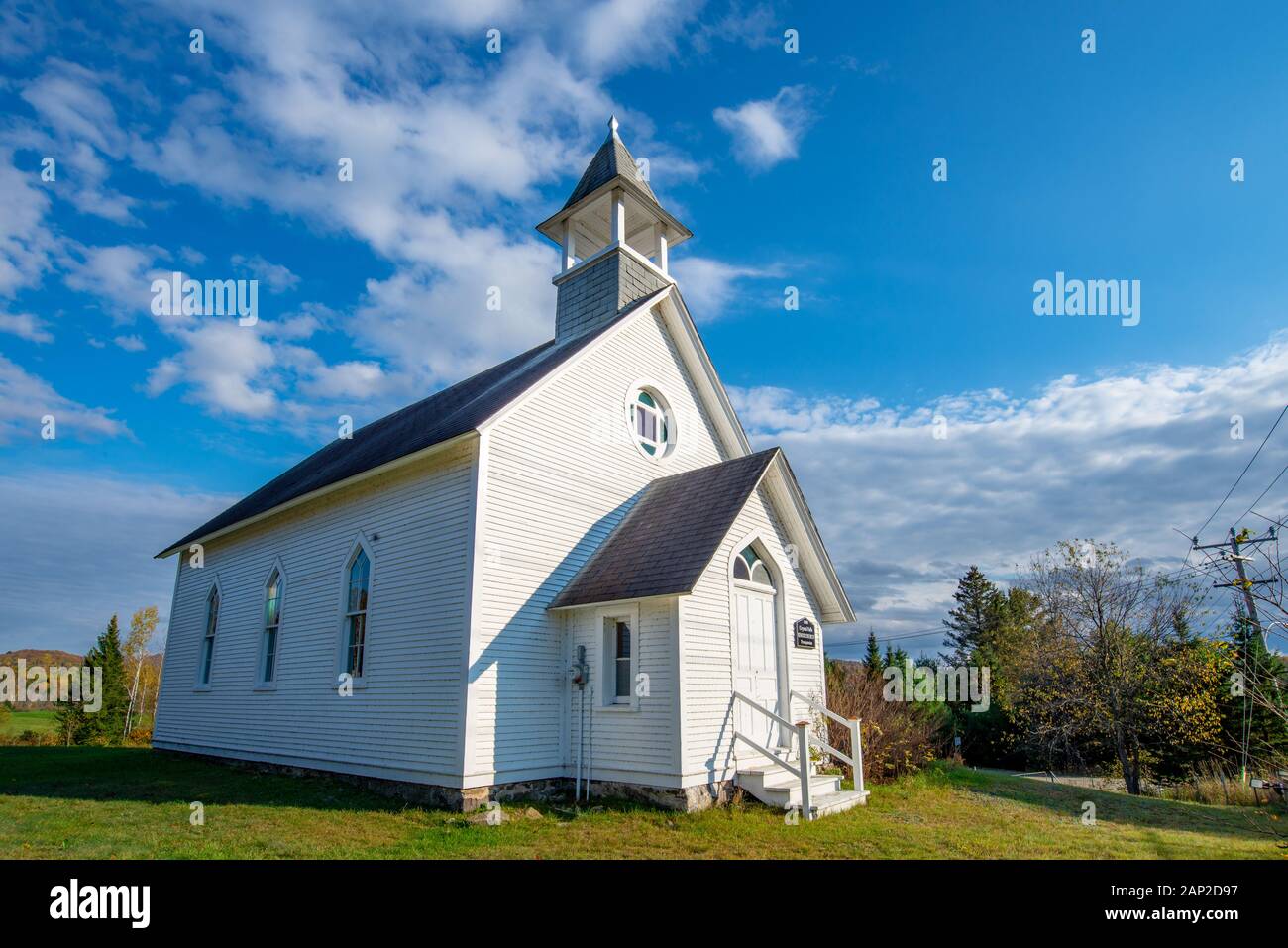 Grand angle de vue de l'église Knox Crystal Falls, prises au cours d'un après-midi d'automne, Arundel, Québec, Canada Banque D'Images