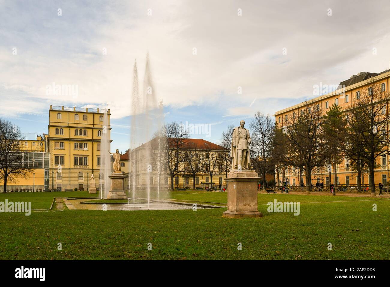 Vue sur le jardin de la ville d'Aiuola Balbo avec la fontaine et les monuments dédiés à Daniele Manin et Eusebio Bava, jour d'hiver, Turin, Piémont, Italie Banque D'Images