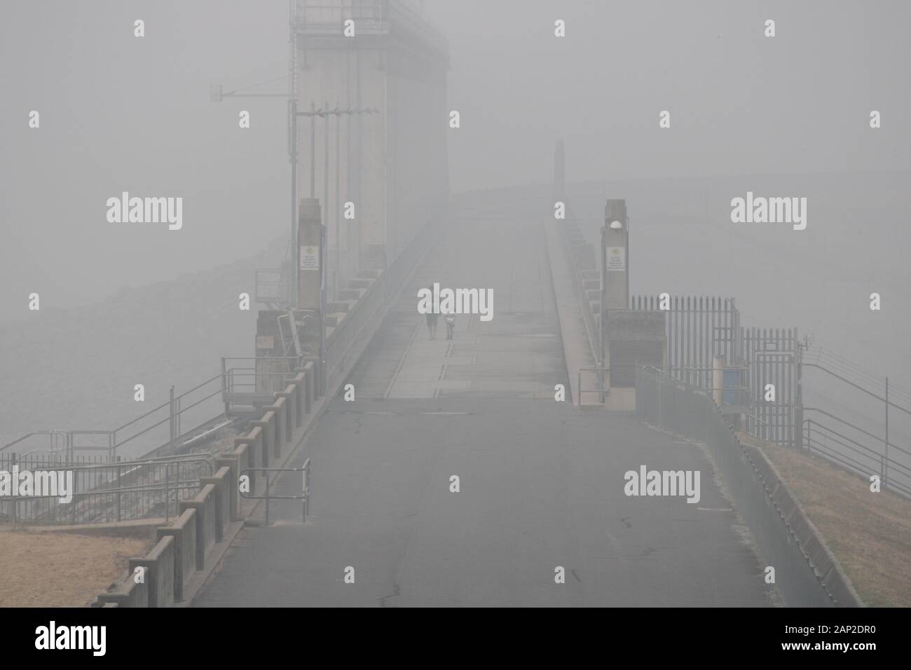 Déversoir du lac Hume structure fermée, Albury Wodonga NGS/Vic frontière, sur la grande collection de la rivière Murray et détournement des eaux de la montagne enneigée Banque D'Images