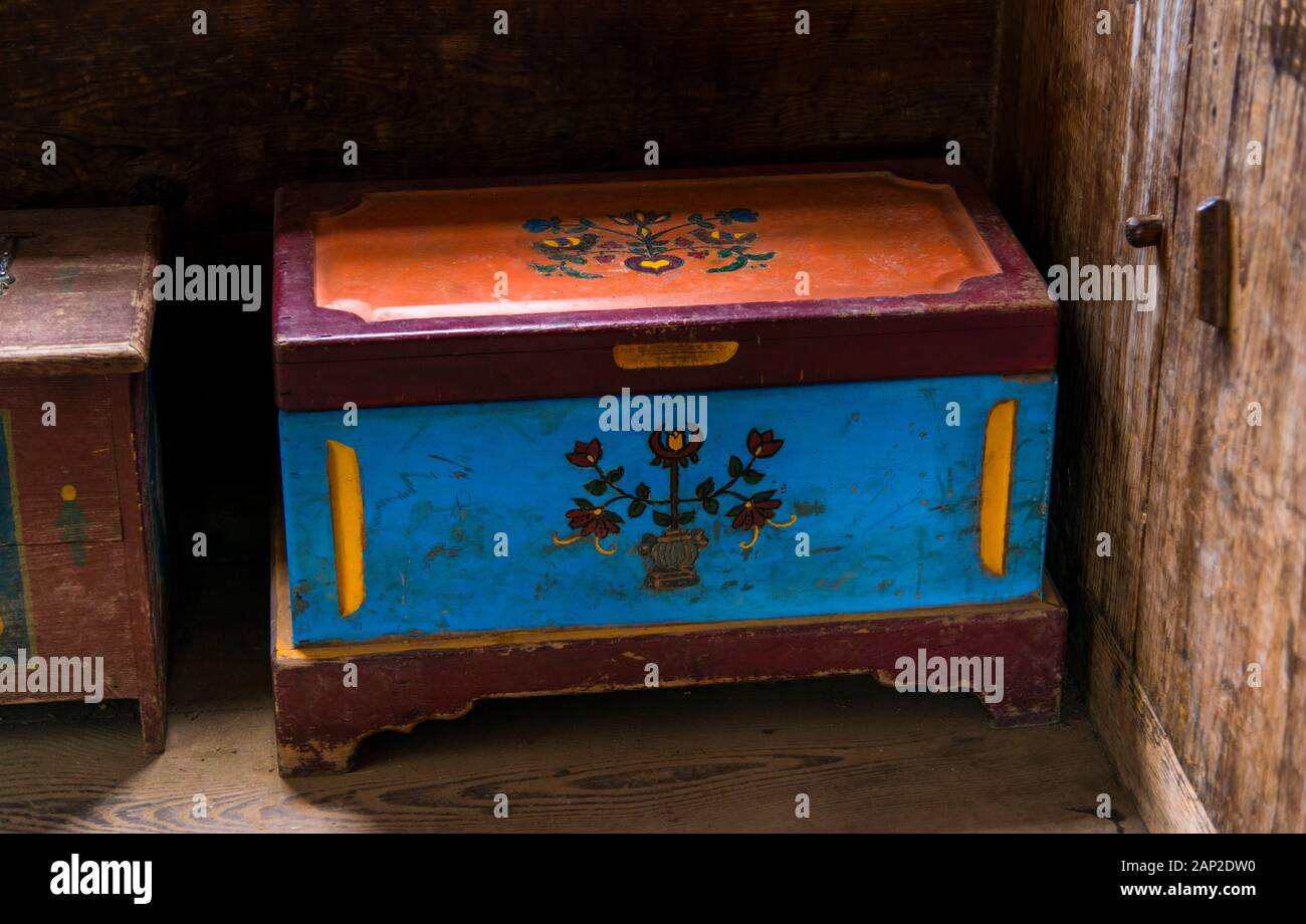 coffre en bois peint banque d image et photos alamy coloriage miro