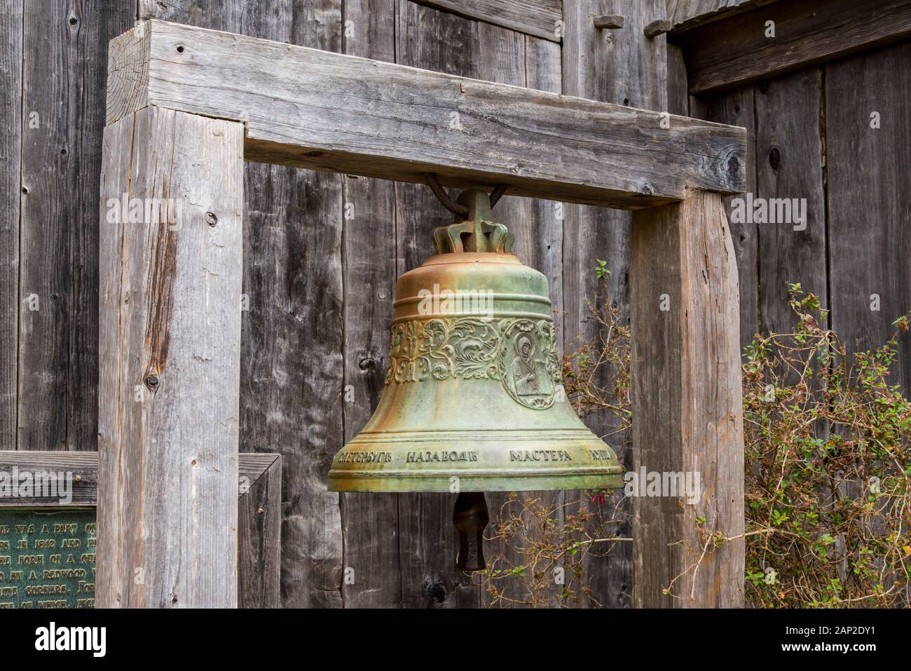 Une cloche à l'extérieur de l'église orthodoxe russe du parc historique de l'État de fort Ross, comté de Sonoma, Californie Banque D'Images
