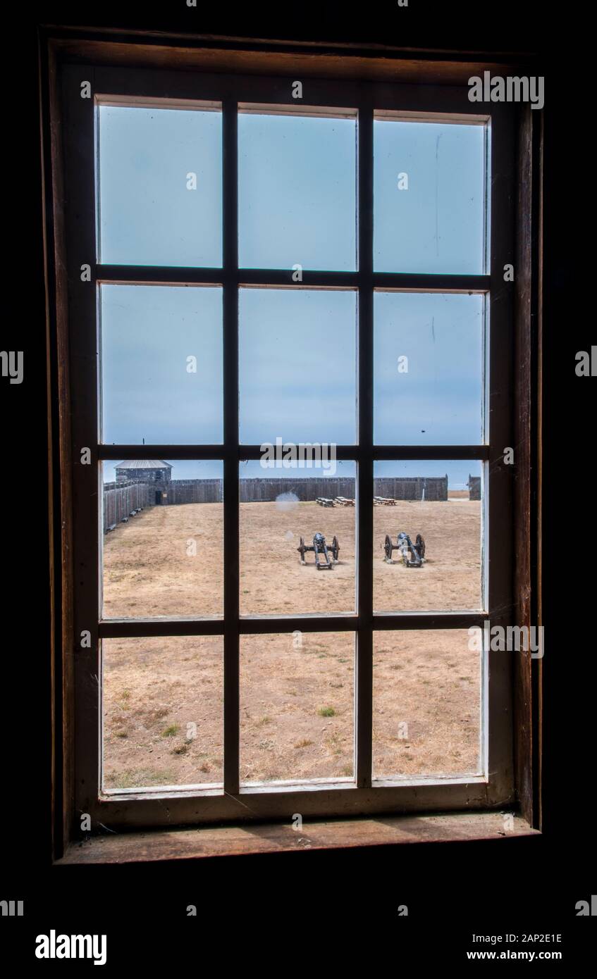 Vue par une fenêtre du parc historique d'état de fort Ross, dans le comté de Sonoma, en Californie Banque D'Images