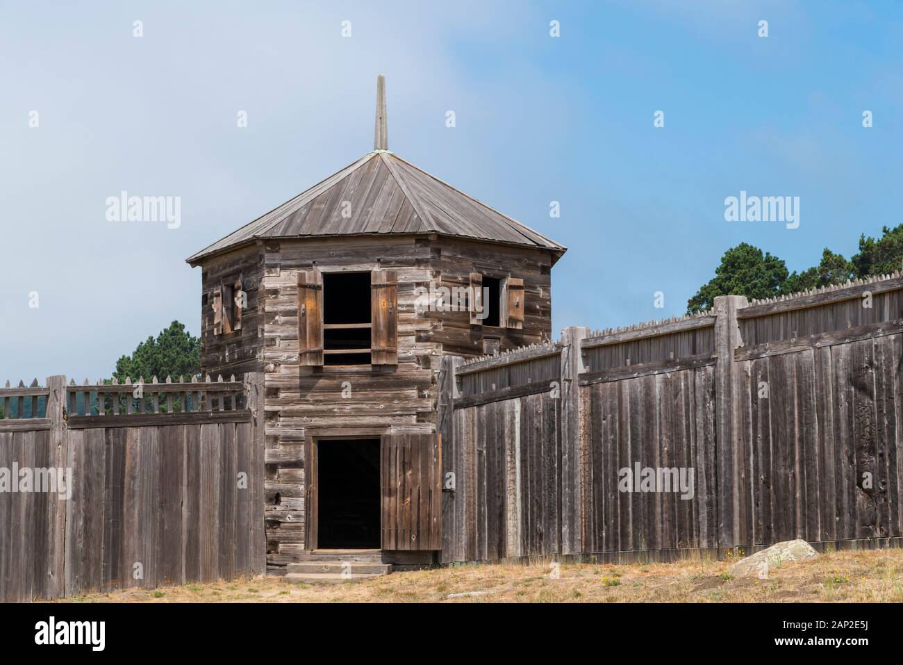 Mur de bois et structures du parc historique d'état de fort Ross sur la côte du comté de Sonoma en Californie Banque D'Images