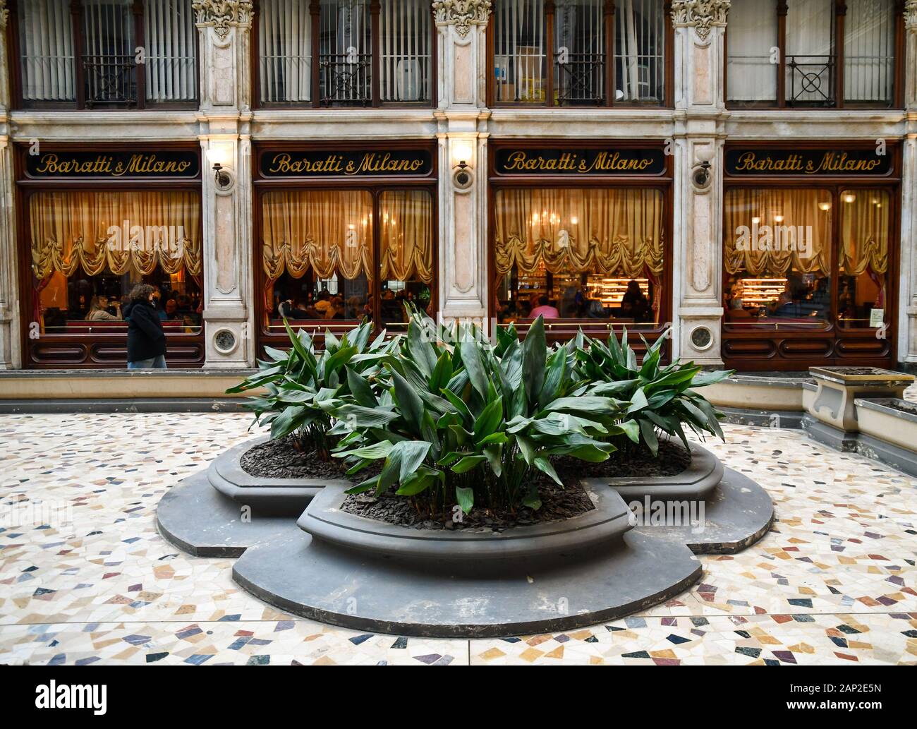 Extérieur de l'historique Caffè Baratti & Milano, ouvert depuis 1875 à l'intérieur de la galerie marchande Galleria Subalpina, Turin, Piémont, Italie Banque D'Images