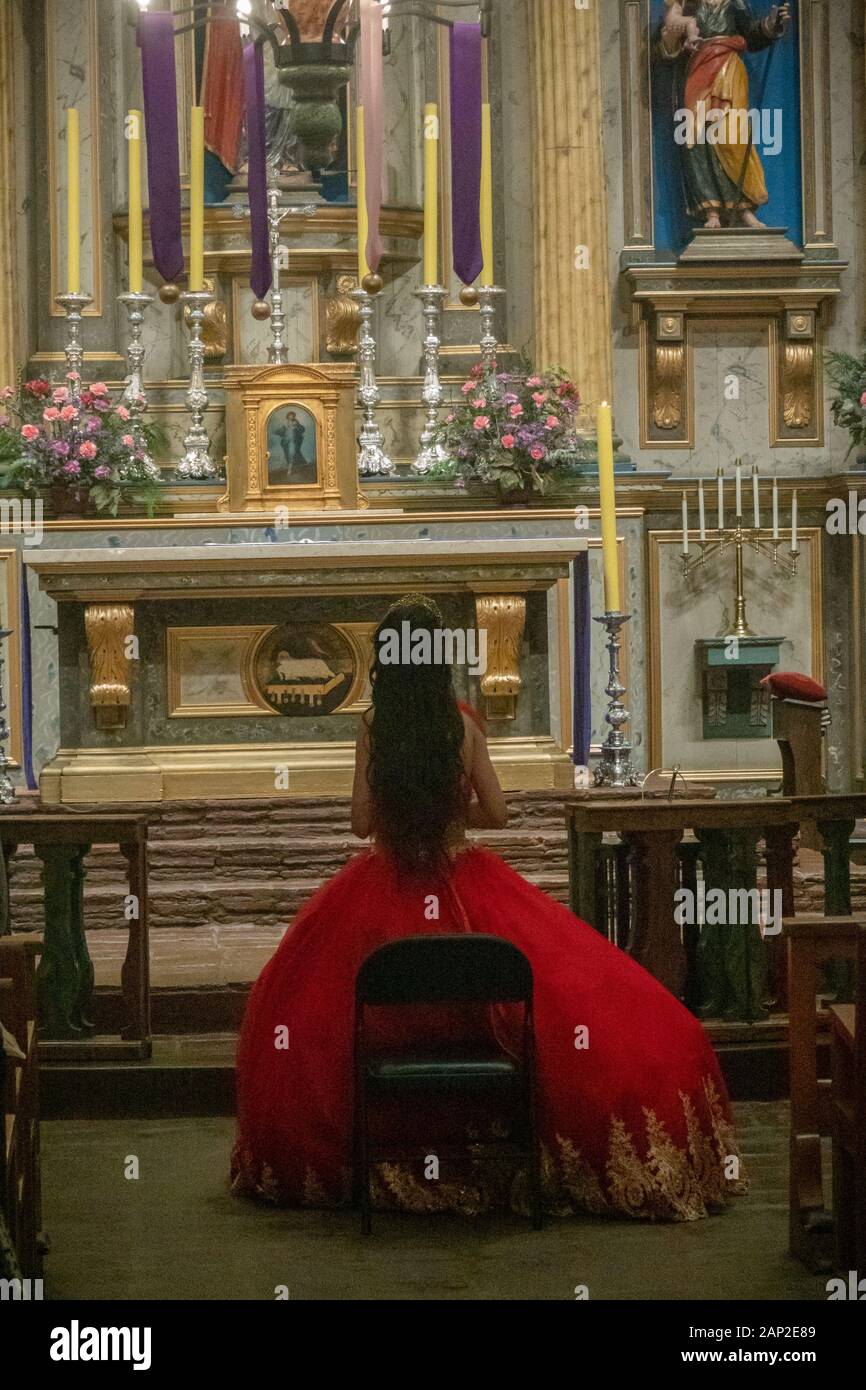 Fille Hispanique De 15 Ans A Son Quinceanos 15eme Anniversaire A Ventura Mission Ventura California Usa Photo Stock Alamy