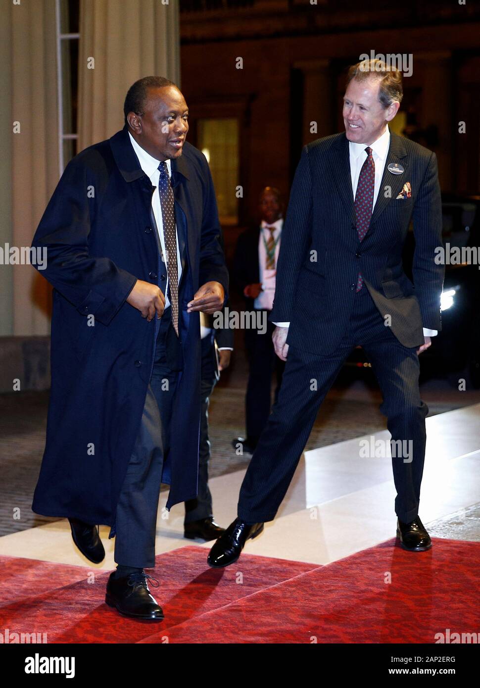 Le Président du Kenya, Uhuru Kenyatta (à gauche), en arrivant à l'UK-Africa Investment Summit réception au palais de Buckingham à Londres. Banque D'Images