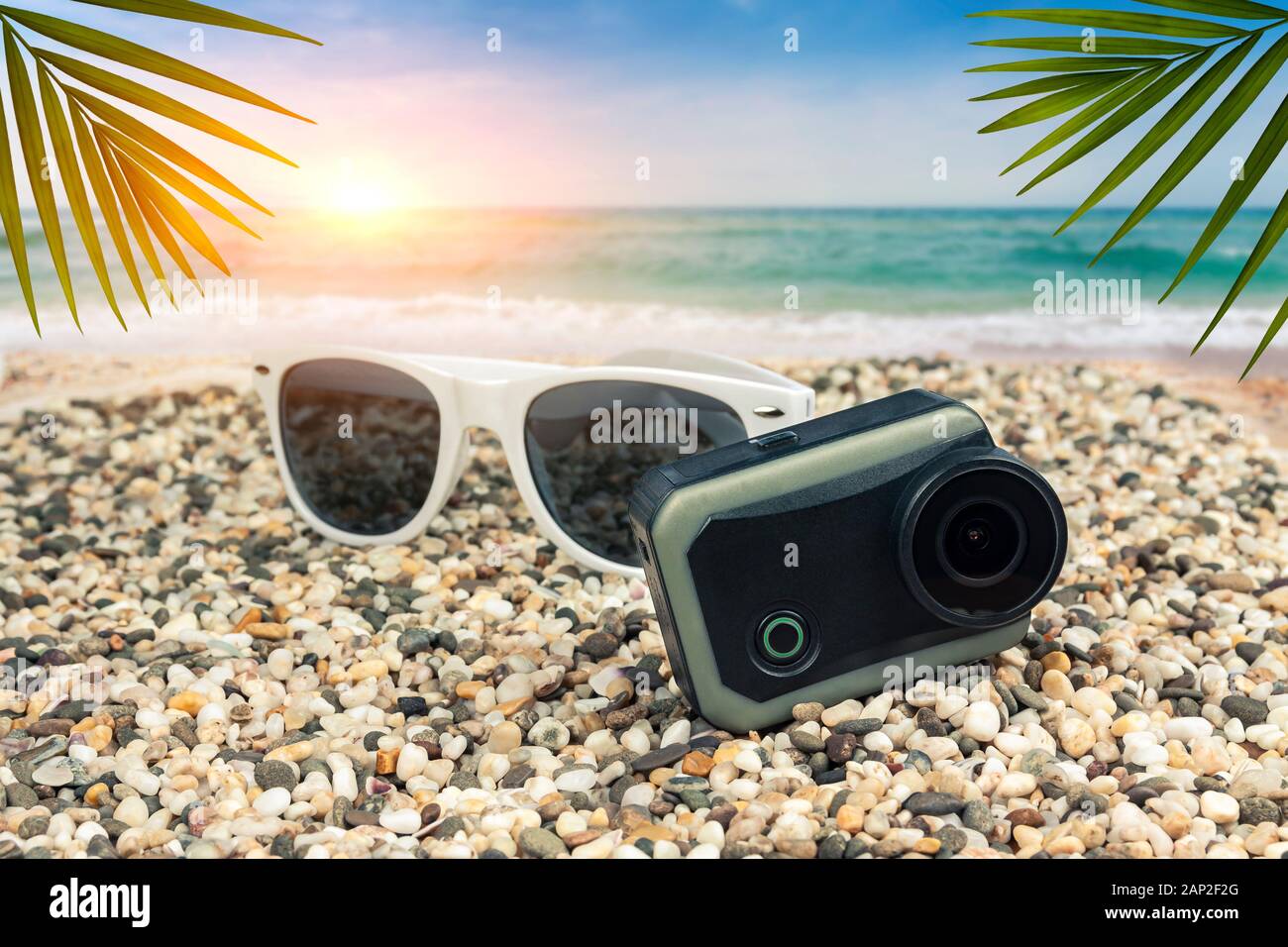 Des lunettes de soleil avec un appareil photo d'action se trouvent sur la  plage par la mer Photo Stock - Alamy