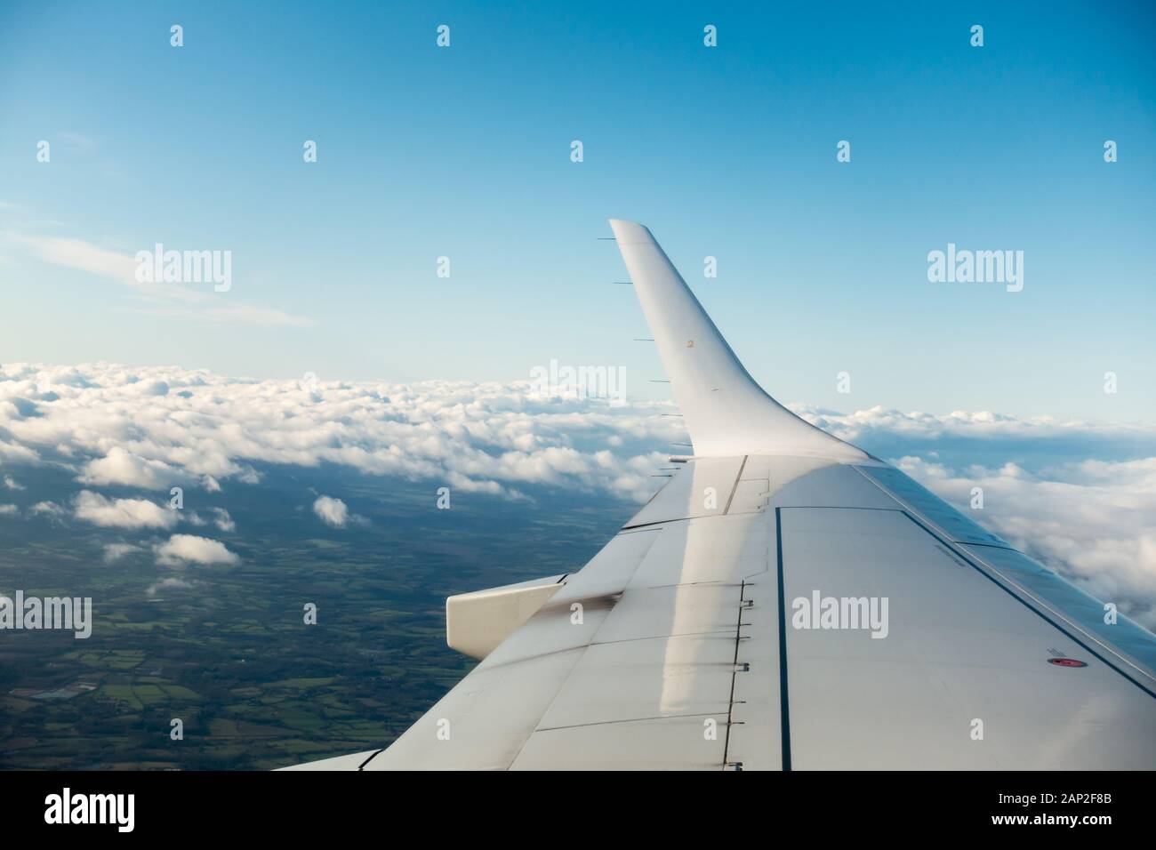 Avion jet aile en vol, vue d'une fenêtre d'avion sur un vol Flybe de Southampton, Angleterre, Royaume-Uni Banque D'Images