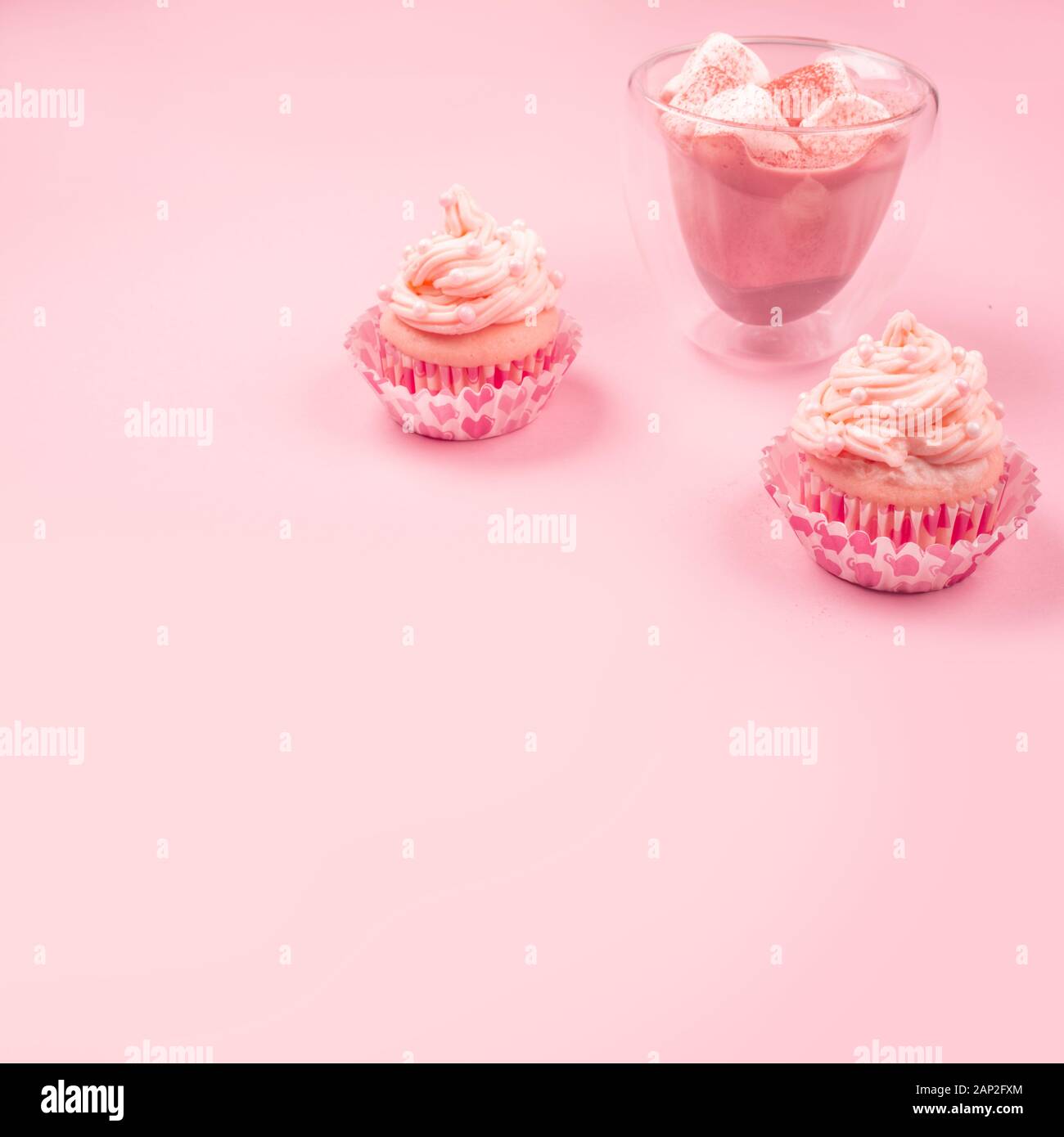 Amour saint valentin décoration cupcake à la crème et chocolat chaud sur fond rose avec copie espace pour le texte Banque D'Images
