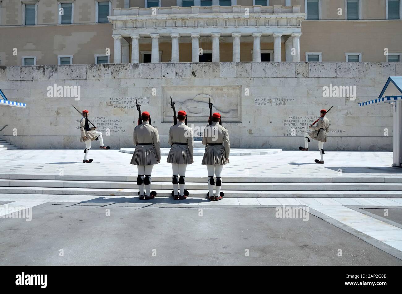 123/5000 euzoni les soldats d'infanterie grecque sélectionnée lors de la relève de la garde devant le palais présidentiel à la place Syntagma Athènes Grèce Banque D'Images