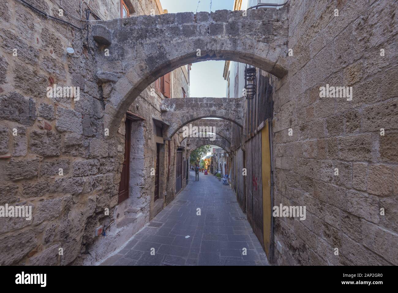 Ruelle de la cité médiévale à l'intérieur des fortifications de Rhodes. Banque D'Images