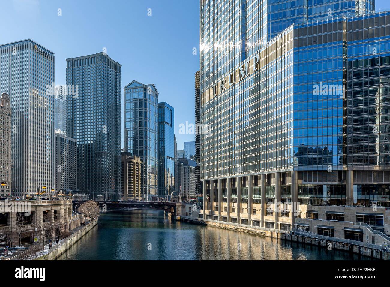 Chicago, USA - 30 décembre 2018 : Chicago River à l'ouest de Michigan Avenue montrant plusieurs édifices célèbres y compris Trump International Hotel Banque D'Images