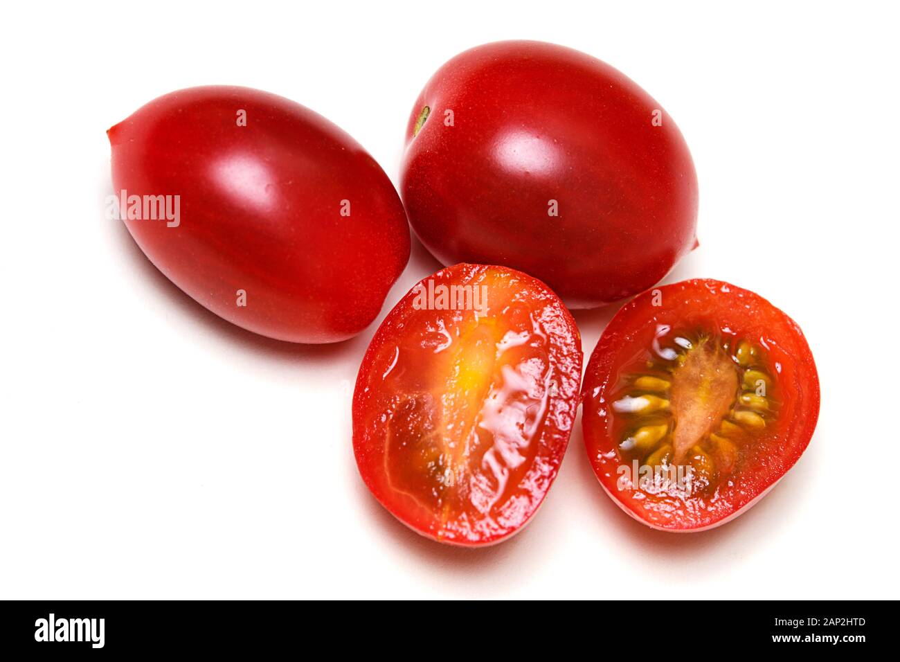 Photographie de tomates mûres rouge isolé sur fond blanc. Banque D'Images