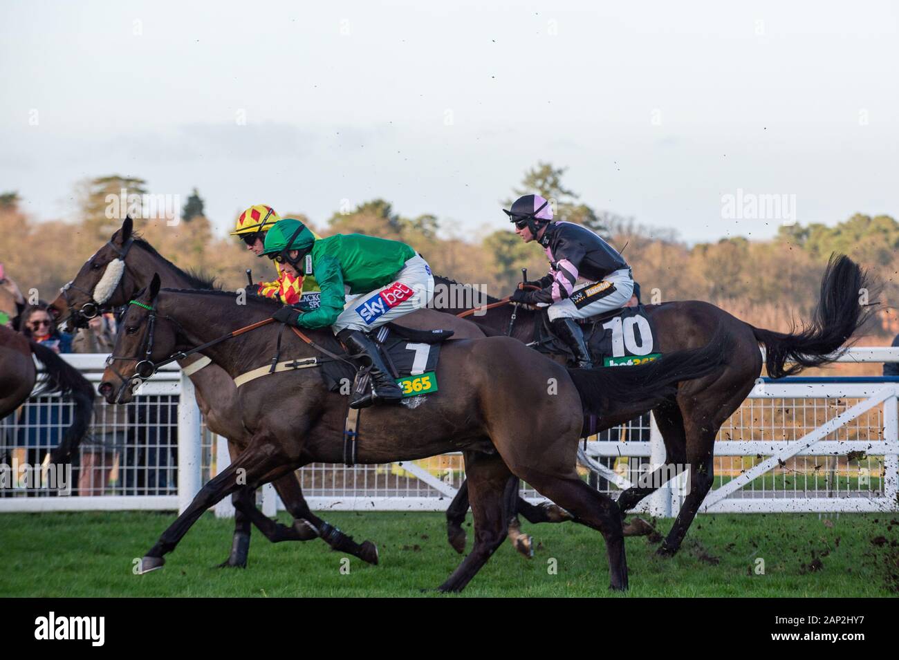 Ascot, Berkshire, Royaume-Uni. 18 janvier, 2020. Jacob l'Kildisart Daryl Jockey, Jockey Jack Tudor on horse Sam's Adventure et Jockey Jonathan Burke sur l'Allysson Monterg dans le Bet365 Handicap Steeple Chase à l'hippodrome d'Ascot. Credit : Maureen McLean/Alamy Banque D'Images