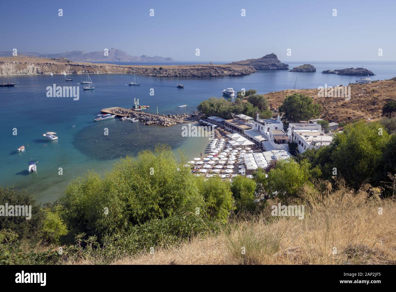 Vliha Bay et plage de Lindos, sommaire des de l'Acropole. Lindos, Rhodes, Grèce Banque D'Images