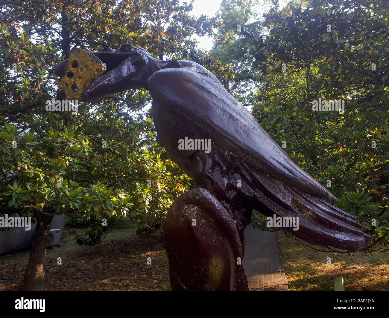 Figurine d'un corbeau brun avec du fromage dans son bec Riviera Sotchi park 06/10/2018 Banque D'Images