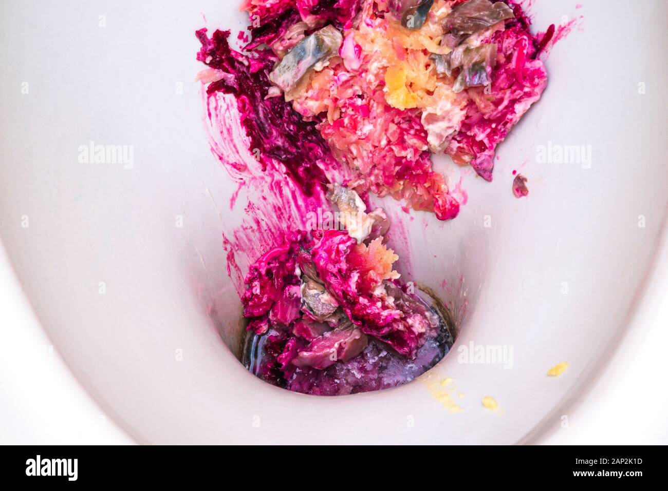 Produits gâtés jetés dans les toilettes. Début d'un mode de vie sain. Aliments gras. Concept de saine alimentation Banque D'Images