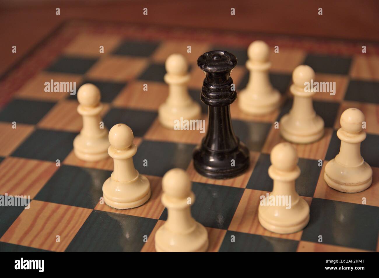 Gérer les pions blancs d'entourer le roi noir sur l'échiquier par checkmaking dans un jeu fictif Banque D'Images