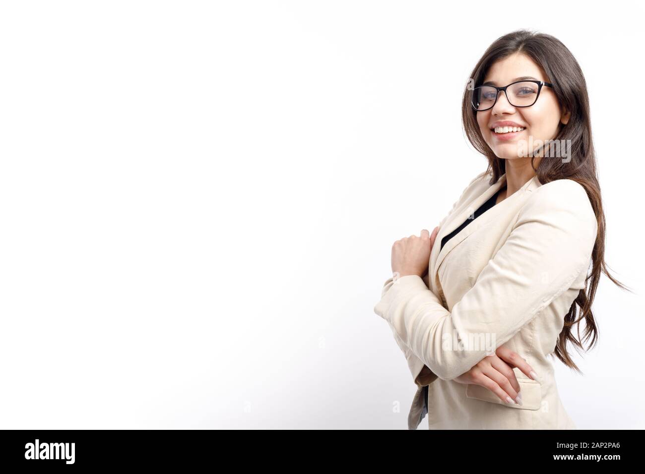 La moitié-devenu brunette woman veste crème et verres posant isolé sur fond blanc copyspace Banque D'Images