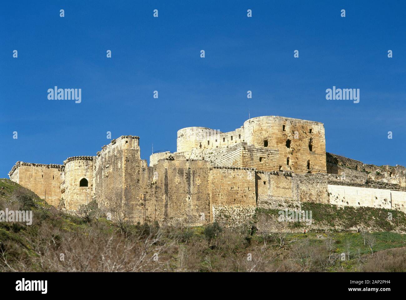 République arabe syrienne. Krak des Chevaliers. Château des croisés, sous le contrôle de Chevaliers Hospitaliers (1142-1271) pendant les croisades en Terre sainte, est tombé en contrôle Arabe au 13e siècle. Photo prise avant la guerre civile syrienne. Banque D'Images