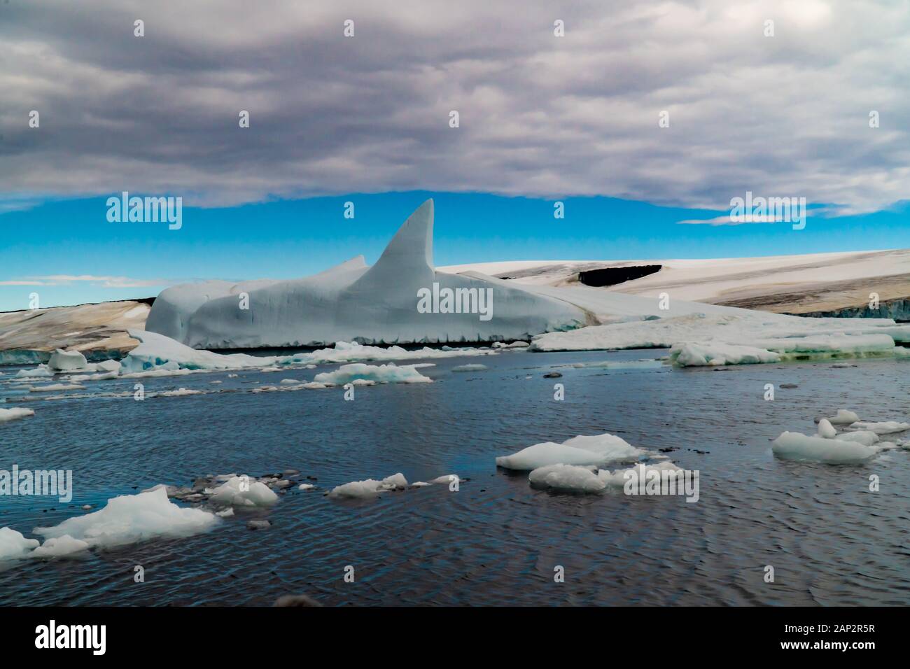 Iceberg de fusion avec banc de glace en premier plan, flottant dans la mer, de l'Antarctique Banque D'Images