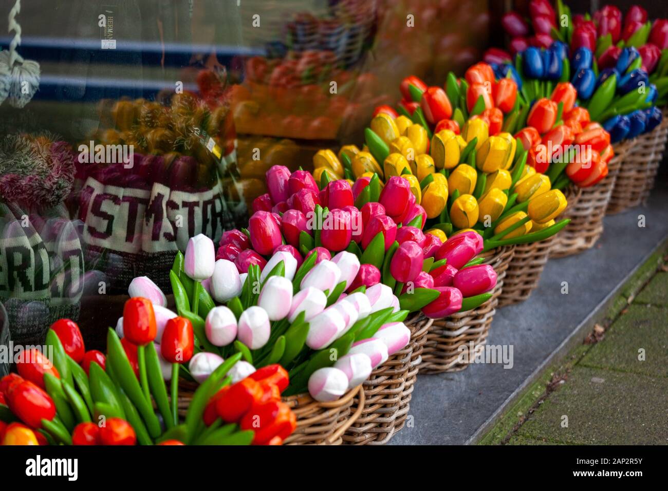 Bouquets de tulipes artificielles dans des paniers, un symbole des Pays-Bas. Banque D'Images